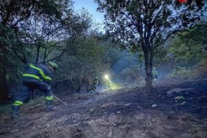 Moregallo, incendio ancora attivo. Segnalate riprese di fiamma