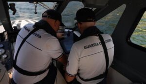 Blevio, si ferisce a una gamba con l’elica della barca: turista 38enne soccorso dalla Guardia costiera