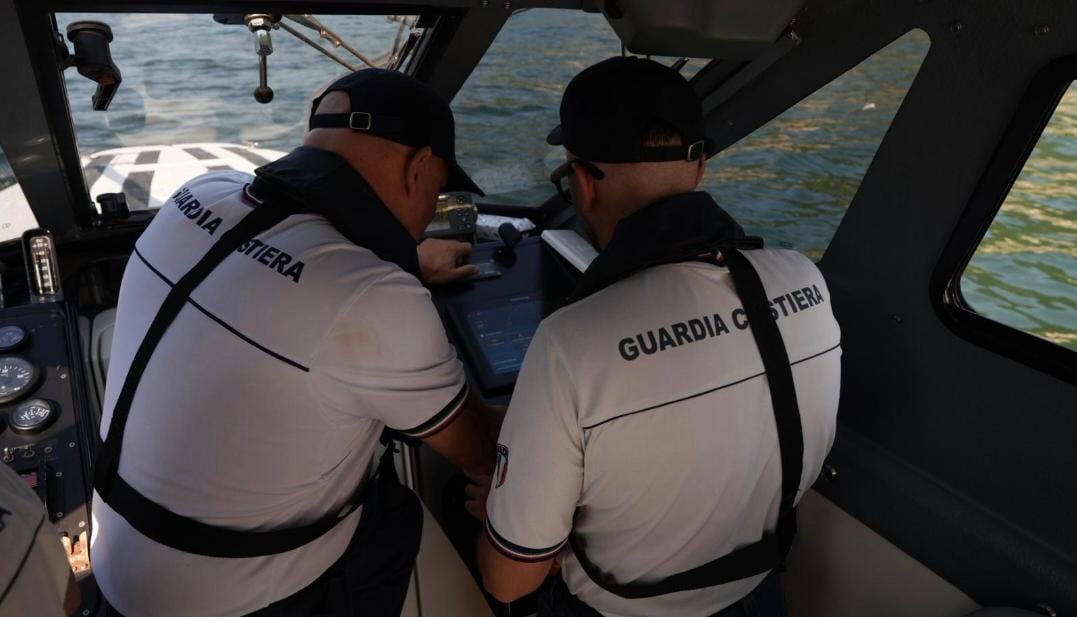 Blevio, si ferisce a una gamba con l’elica della barca: turista 38enne soccorso dalla Guardia costiera