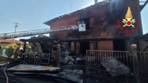 Socco, in fiamme una villetta bifamiliare. Fuori casa sette persone