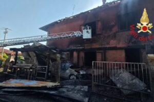 Socco, in fiamme una villetta bifamiliare. Fuori casa sette persone
