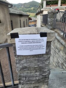 Cartelli di protesta a San Fedele d’Intelvi contro l’ordinanza anti movida: “Colpite chi lavora, non la movida”