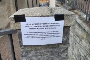 Cartelli di protesta a San Fedele d’Intelvi contro l’ordinanza anti caos: “Colpite chi lavora, non la movida”