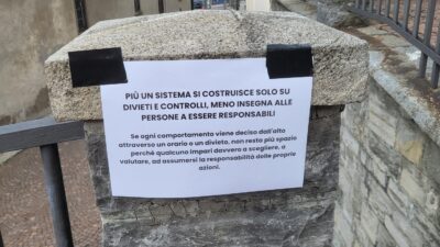 Cartelli di protesta a San Fedele d’Intelvi contro l’ordinanza anti caos: “Colpite chi lavora, non la movida”