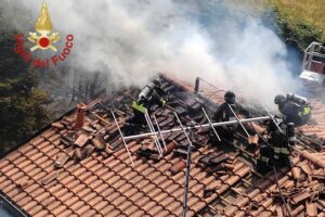 Ponte Lambro, un falò provoca l’incendio al tetto di un’abitazione