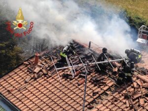 Ponte Lambro, un falò provoca l’incendio al tetto di un’abitazione