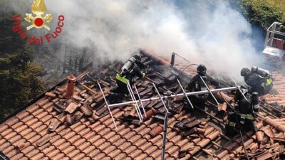Ponte Lambro, un falò provoca l’incendio al tetto di un’abitazione