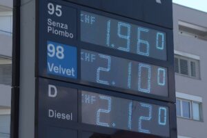 Carburante alle stelle, ma fare benzina in Svizzera non conviene ancora
