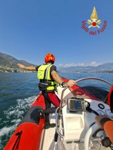 Lenno, si tuffa nel lago dalla barca e non riemerge. Ricerche in corso