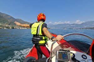 Lenno, si tuffa nel lago dalla barca e non riemerge. Ricerche in corso