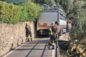 Il navigatore lo manda fuori strada: camion con 280 bombole a gas incastrato a Ossuccio