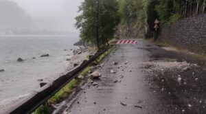 massi sulla Lariana a Valbrona