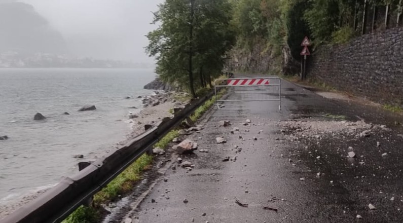 massi sulla Lariana a Valbrona