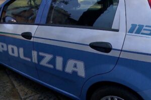 Vuole i soldi, minaccia la barista e prende a calci tavole e sedie: denunciato 36enne milanese