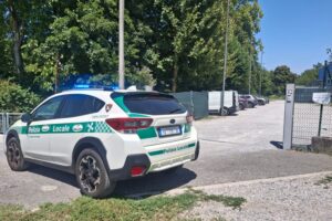 Cantù, ubriaco danneggia le auto e minaccia gli operatori del centro riabilitativo: denunciato un 52enne