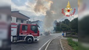 Auto in transito prende fuoco. Intervento dei vigili del fuoco a Lurate Caccivio