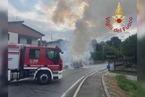 Auto in transito prende fuoco. Intervento dei vigili del fuoco a Lurate Caccivio