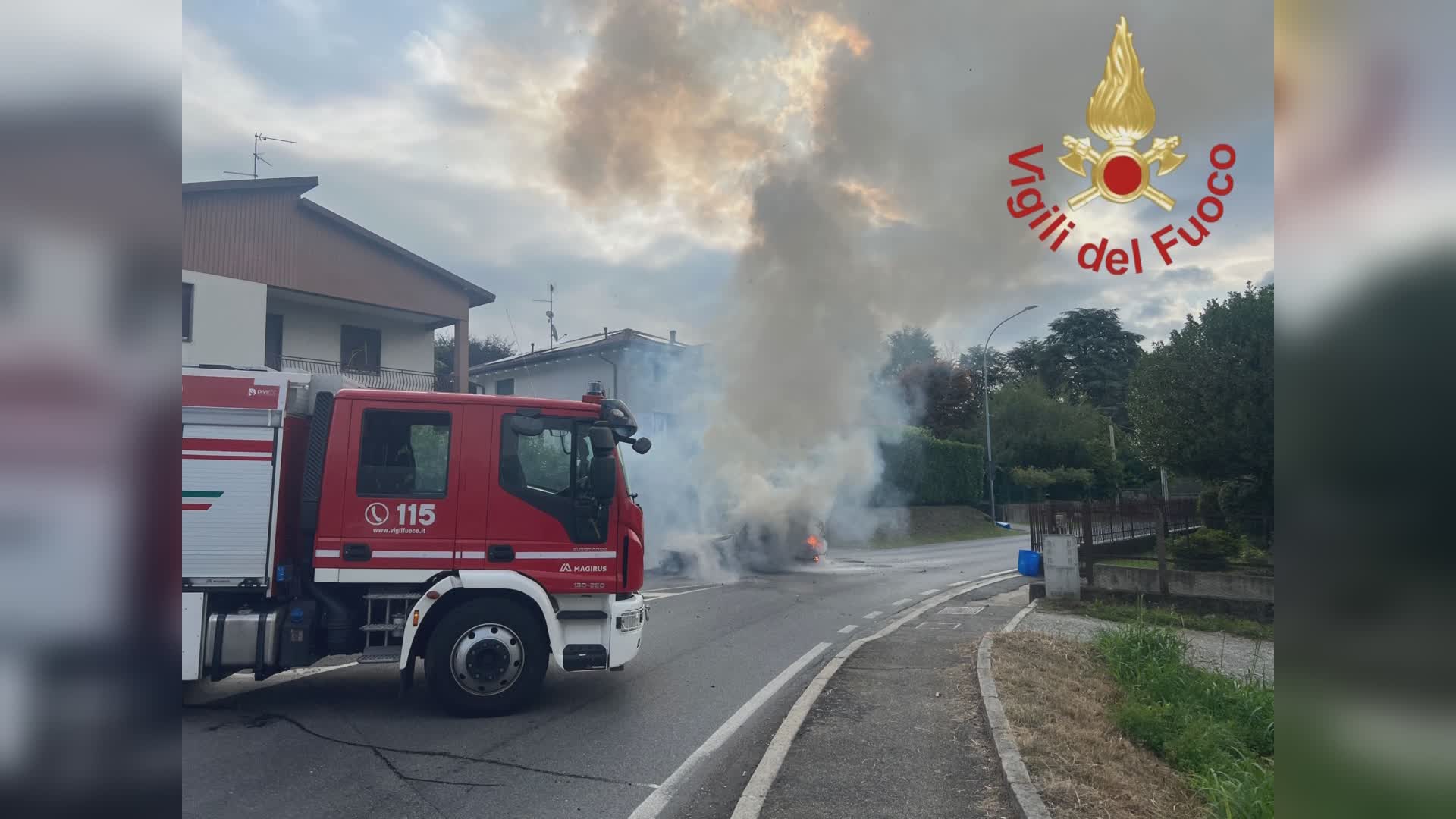Auto in transito prende fuoco. Intervento dei vigili del fuoco a Lurate Caccivio
