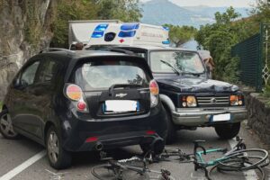 Schianto sulla Regina a Brienno, due ciclisti investiti. Durante i soccorsi strada chiusa