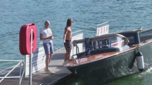 Villa Margherita, lago mosso. Turisti bagnati al debutto del nuovo pontile