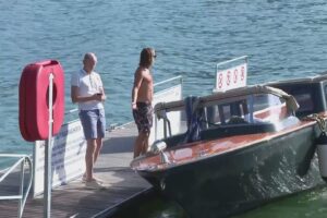 Villa Margherita, lago mosso. Turisti bagnati al debutto del nuovo pontile