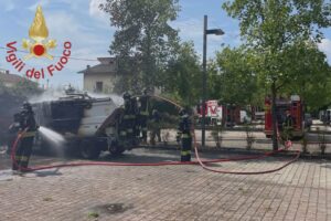 Erba, in fiamme camion dei rifiuti: intervengono i vigili del fuoco