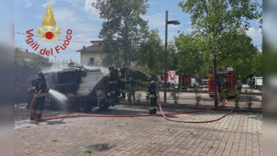 Erba, in fiamme camion dei rifiuti: intervengono i vigili del fuoco