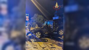 Incidente nella notte sulla statale Regina a Ossuccio, auto distrutta e due feriti