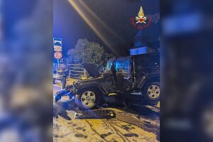 Incidente nella notte sulla statale Regina a Ossuccio, auto distrutta e due feriti