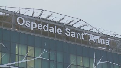 Pulsante rosso attivato al pronto soccorso del Sant’Anna. Due agenti della vigilanza feriti