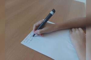 La penna “smart” per lo screening precoce della disgrafia. Lo studio di Politecnico di Milano e Insubria