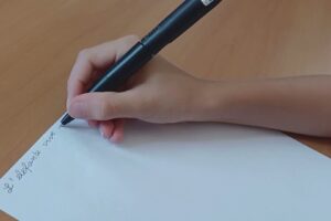 La penna “smart” per lo screening precoce della disgrafia. Lo studio di Politecnico di Milano e Insubria