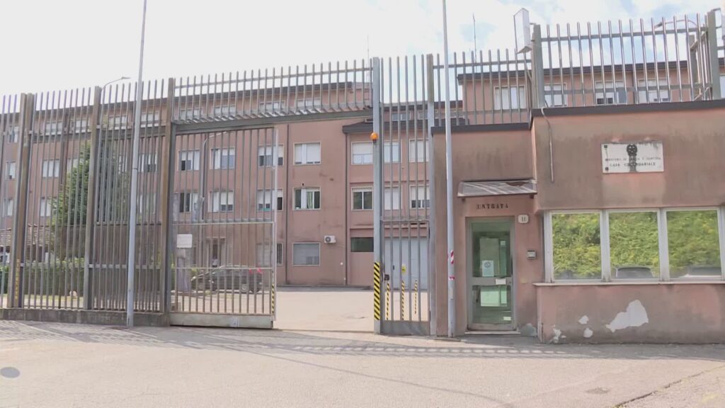 Strappano la collana a un'anziana a Como, arrestati tre egiziani