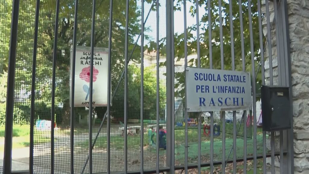 Como, agli asili Raschi e Ponte Chiasso erbacce e sporcizia. Al nido Caravella torna il personale comunale. Critiche dal Pd