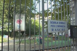 Como, agli asili Raschi e Ponte Chiasso erbacce e sporcizia. Al nido Caravella il personale comunale