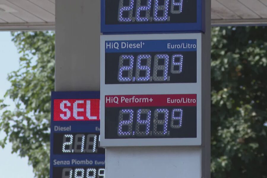 15694 Caro carburante giovedi scade il taglio delle accise. Gasolio in 7 giorni un pieno costa 2 euro 1788864743