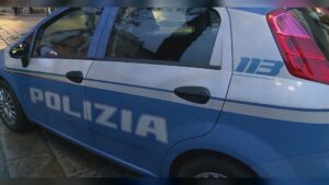Furto su un’auto in sosta, un residente vede tutto e chiama la polizia. Due arrestati