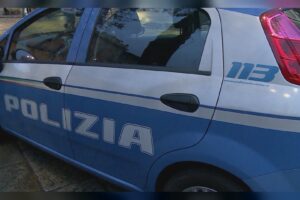 Furto su un’auto in sosta, un residente vede tutto e chiama la polizia. Due arrestati