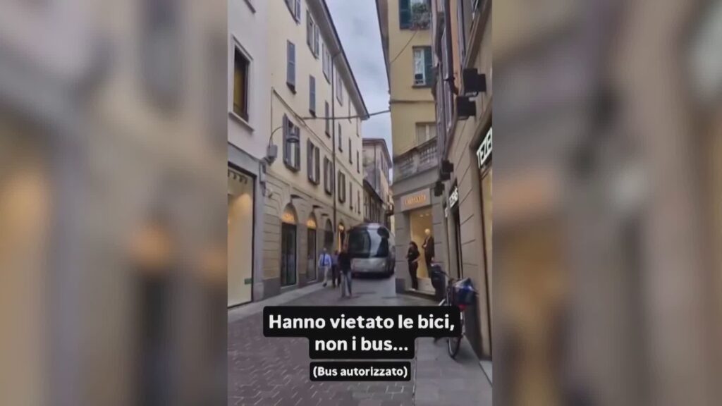 Como turistica, la scena surreale in centro. Bus entra in città murata tra lo sgomento dei passanti