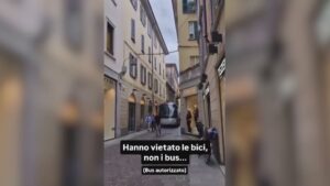 Como turistica, la scena surreale in centro. Bus entra in città murata tra lo sgomento dei passanti