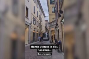 Como turistica, la scena surreale in centro. Bus entra in città murata tra lo sgomento dei passanti
