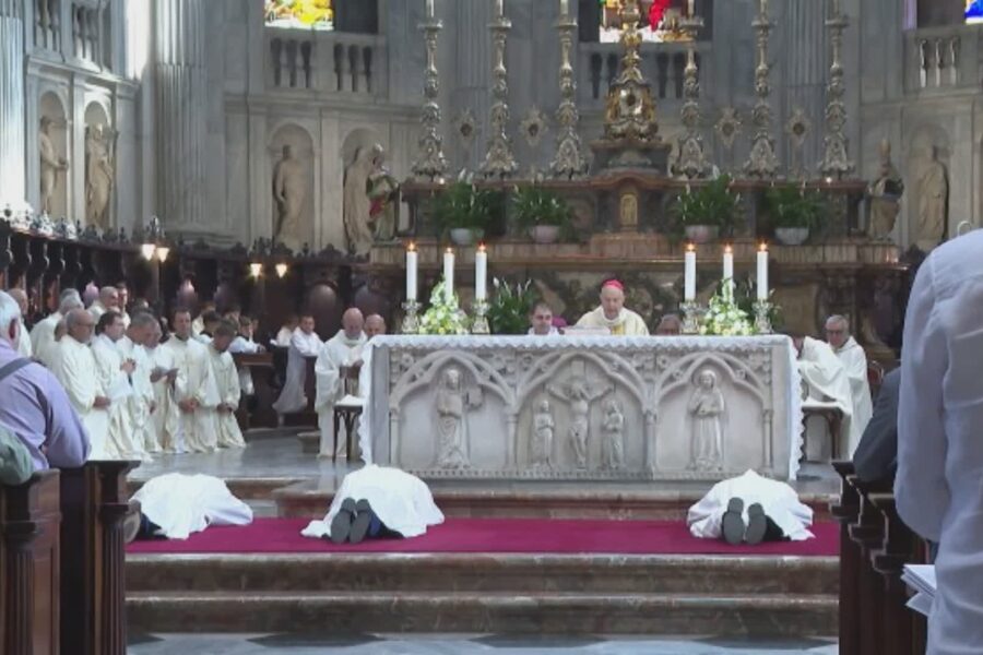 15971 Como oggi in Duomo ordinati quattro nuovi diaconi. Il vescovo Cantoni Costruite ponti di fraternita 1789212596