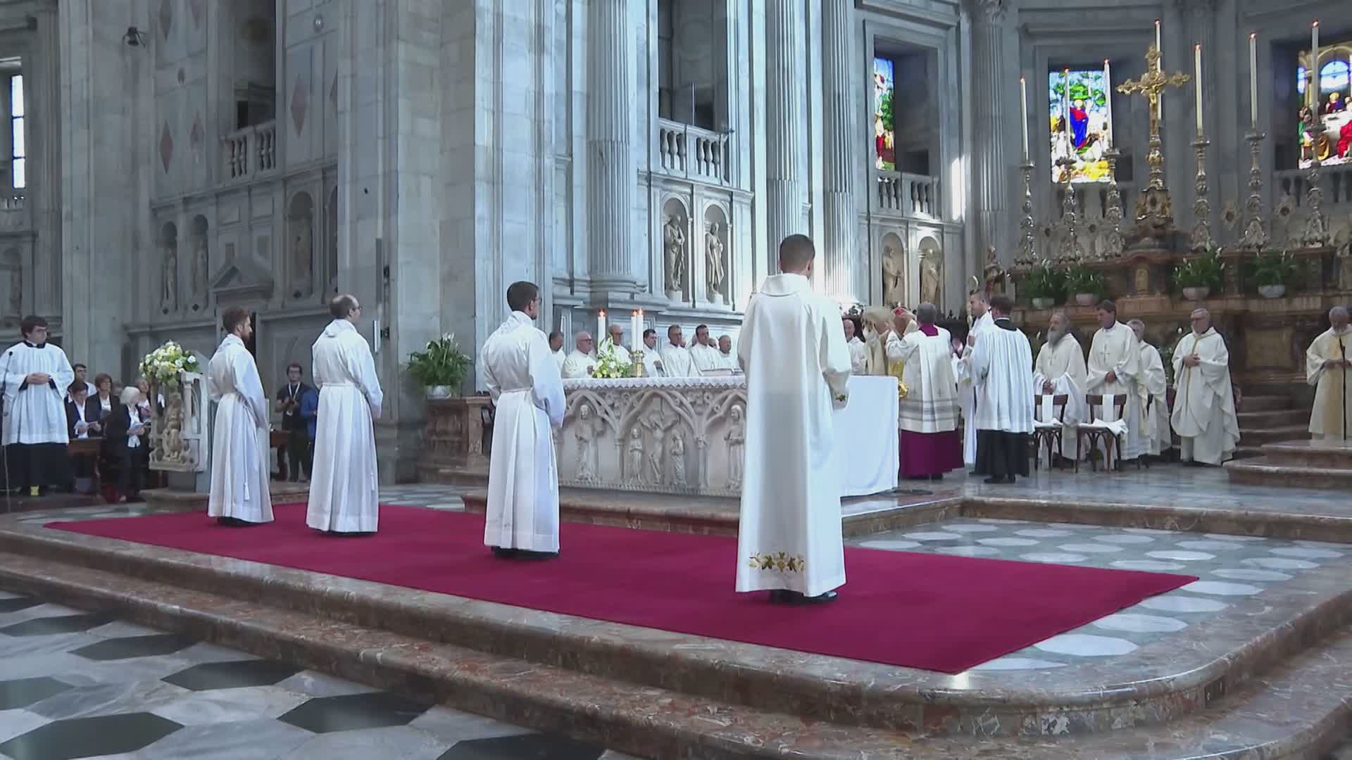 Como, oggi in Duomo ordinati quattro nuovi diaconi. Il vescovo Cantoni: “Costruite ponti di fraternità”