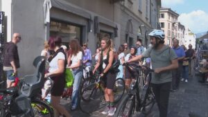 Como, in centinaia al corteo contro il divieto alle bici. Oltre 800, secondo gli organizzatori