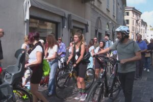 Como, in centinaia al corteo contro il divieto alle bici. Oltre 800, secondo gli organizzatori