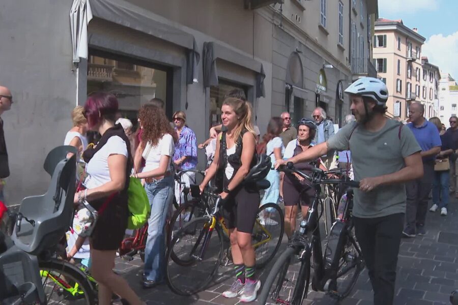 15983 Como in centinaia al corteo contro il divieto alle bici 1789226916