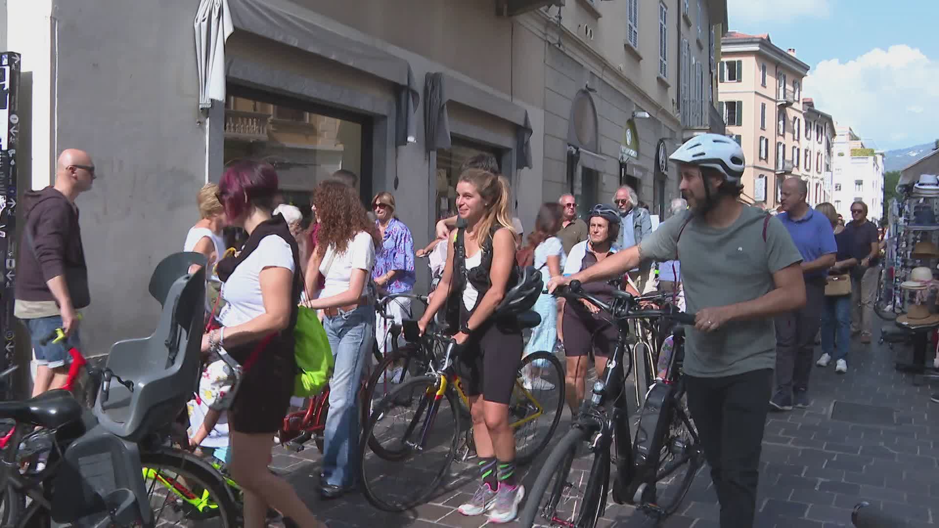 La protesta a Como, i ciclisti invadono la città: centinaia in corteo contri i divieti in centro