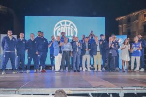 Pallacanestro Cantù, folla in piazza per la presentazione della squadra