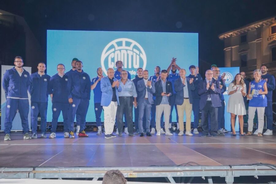 15992 Pallacanestro Cantu folla in piazza per la presentazione della squadra 1789228546