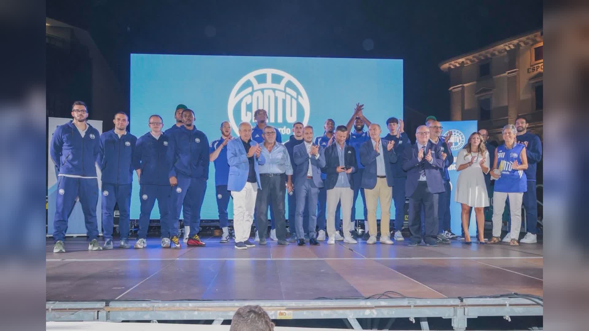 Pallacanestro Cantù, folla in piazza per la presentazione della squadra